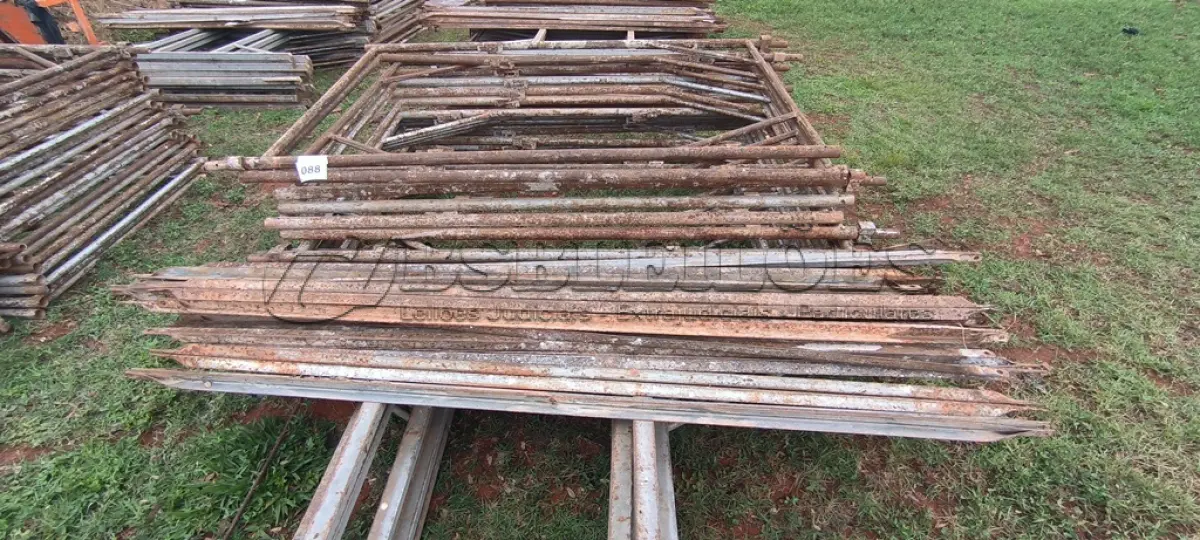 LOTE 088 - 10 ANDAIMES COM 10 MESAS DE FERRO. (NO ESTADO) ATENÇÃO! FAZER A VISITAÇÃO ANTES DE ARREMATAR, NÃO SABEMOS SE FUNCIONA, LEILÃO NÃO TEM GARANTIA E NEM DEVOLUÇÃO, SUJEITO A POSSÍVEIS AVARIAS VISÍVEIS/OCULTAS E/OU AUSÊNCIA DE COMPONENTES.