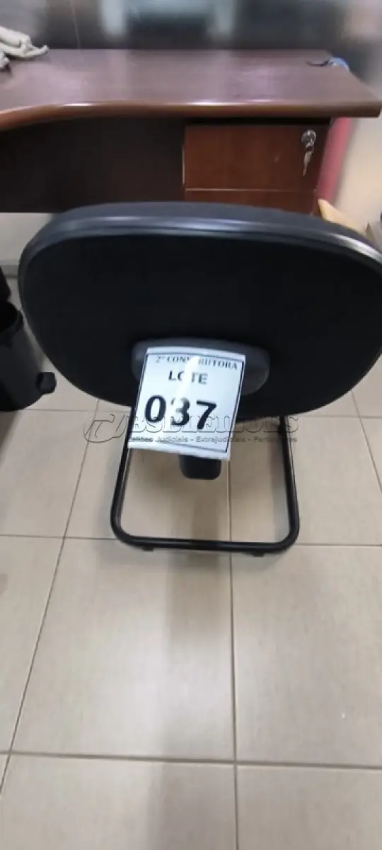 LOTE 037 - 01 CADEIRA FIXA PARA ESCRITÓRIO. (NO ESTADO) ATENÇÃO! FAZER A VISITAÇÃO ANTES DE ARREMATAR, NÃO SABEMOS SE FUNCIONA, LEILÃO NÃO TEM GARANTIA E NEM DEVOLUÇÃO, SUJEITO A POSSÍVEIS AVARIAS VISÍVEIS/OCULTAS E/OU AUSÊNCIA DE COMPONENTES.