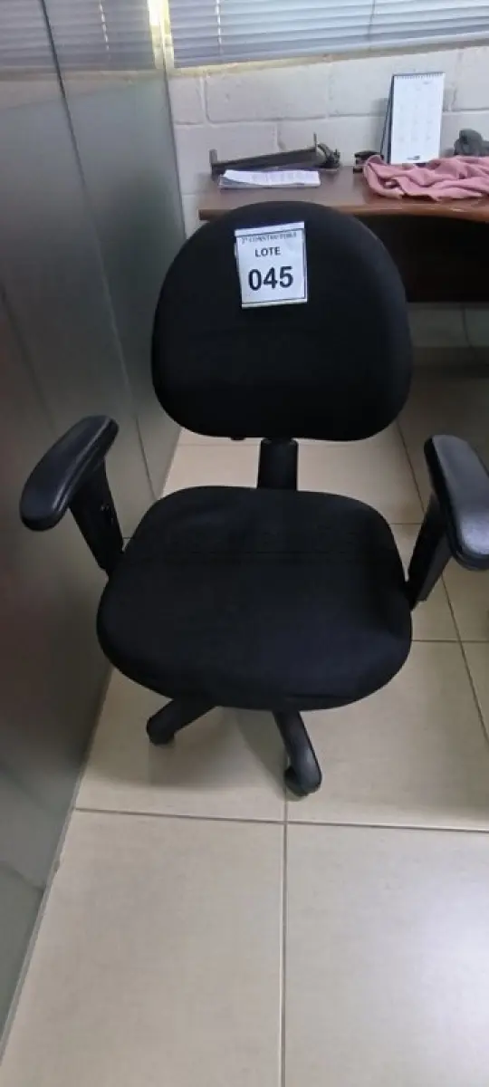 LOTE 045 - 01 CADEIRA GIRATÓRIA PARA ESCRITÓRIO. (NO ESTADO) ATENÇÃO! FAZER A VISITAÇÃO ANTES DE ARREMATAR, NÃO SABEMOS SE FUNCIONA, LEILÃO NÃO TEM GARANTIA E NEM DEVOLUÇÃO, SUJEITO A POSSÍVEIS AVARIAS VISÍVEIS/OCULTAS E/OU AUSÊNCIA DE COMPONENTES.