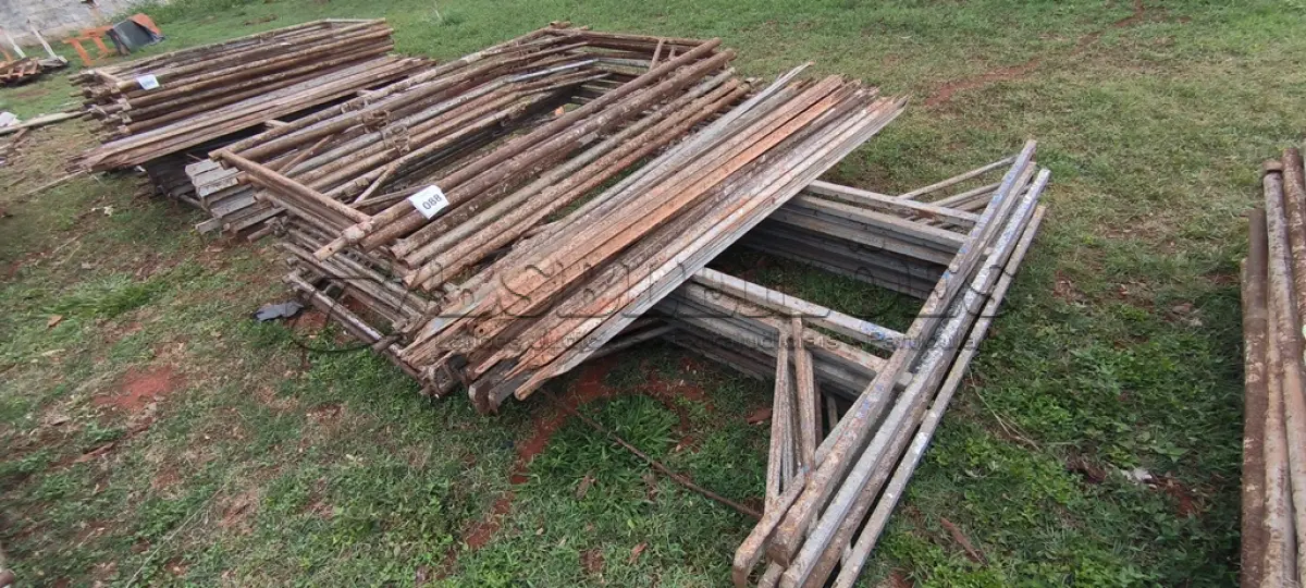 LOTE 088 - 10 ANDAIMES COM 10 MESAS DE FERRO. (NO ESTADO) ATENÇÃO! FAZER A VISITAÇÃO ANTES DE ARREMATAR, NÃO SABEMOS SE FUNCIONA, LEILÃO NÃO TEM GARANTIA E NEM DEVOLUÇÃO, SUJEITO A POSSÍVEIS AVARIAS VISÍVEIS/OCULTAS E/OU AUSÊNCIA DE COMPONENTES.
