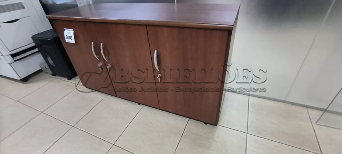 LOTE 030 - 01 ARMÁRIO EM MADEIRA COM 03 PORTAS E 03 PRATELEIRAS NA COR MARROM. (NO ESTADO) ATENÇÃO! FAZER A VISITAÇÃO ANTES DE ARREMATAR, NÃO SABEMOS SE FUNCIONA, LEILÃO NÃO TEM GARANTIA E NEM DEVOLUÇÃO, SUJEITO A POSSÍVEIS AVARIAS VISÍVEIS/OCULTAS E/OU AUSÊNCIA DE COMPONENTES.