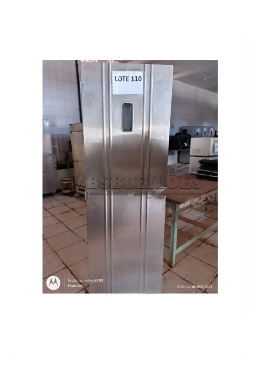 LOTE 110 - 01 ARMARIO P/ ARMAZENAR PÃO FRANCÊS, EM AÇO INOXIDAVEL, COM ROLDANAS, PORTAS COM VISOR DE VIDRO, DIMENSÕES: 180x64x74. 20 ASSADEIRAS DE 5 TIRAS EM FERRO. (NO ESTADO DE CONSERVAÇÃO QUE SE ENCONTRA)