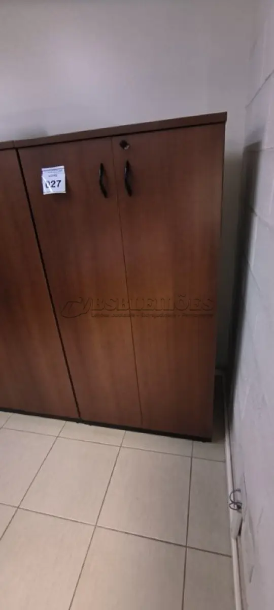 LOTE 027 - 01 ARMÁRIO EM MADEIRA COM 04 PRATELEIRAS NA COR MARROM. (NO ESTADO) ATENÇÃO! FAZER A VISITAÇÃO ANTES DE ARREMATAR, NÃO SABEMOS SE FUNCIONA, LEILÃO NÃO TEM GARANTIA E NEM DEVOLUÇÃO, SUJEITO A POSSÍVEIS AVARIAS VISÍVEIS/OCULTAS E/OU AUSÊNCIA DE COMPONENTES.