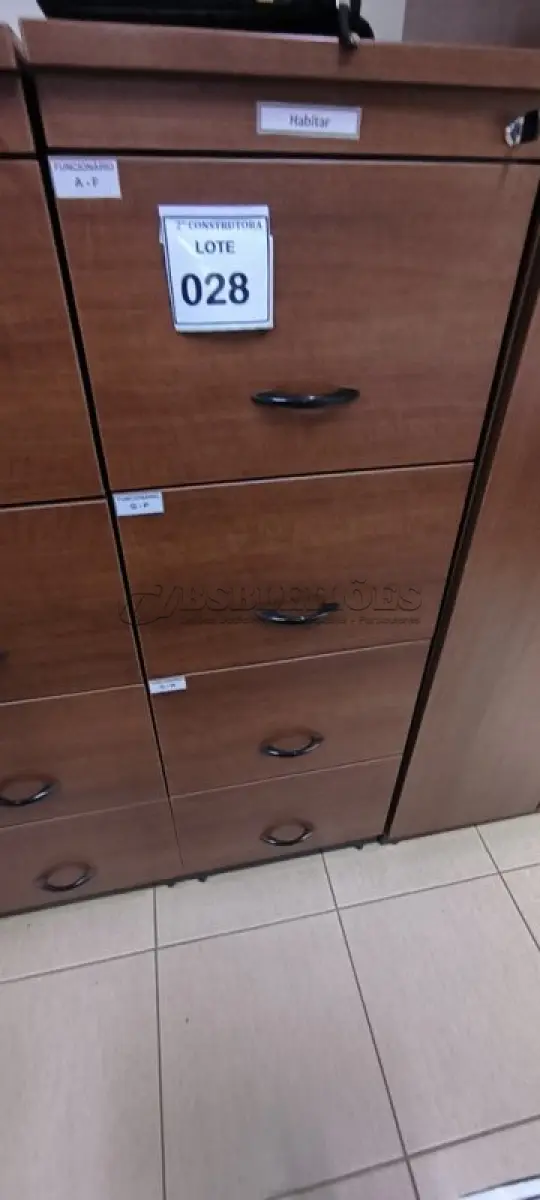 LOTE 028 - 01 ARQUIVO EM MADEIRA COM 04 GAVETAS. (NO ESTADO) ATENÇÃO! FAZER A VISITAÇÃO ANTES DE ARREMATAR, NÃO SABEMOS SE FUNCIONA, LEILÃO NÃO TEM GARANTIA E NEM DEVOLUÇÃO, SUJEITO A POSSÍVEIS AVARIAS VISÍVEIS/OCULTAS E/OU AUSÊNCIA DE COMPONENTES.