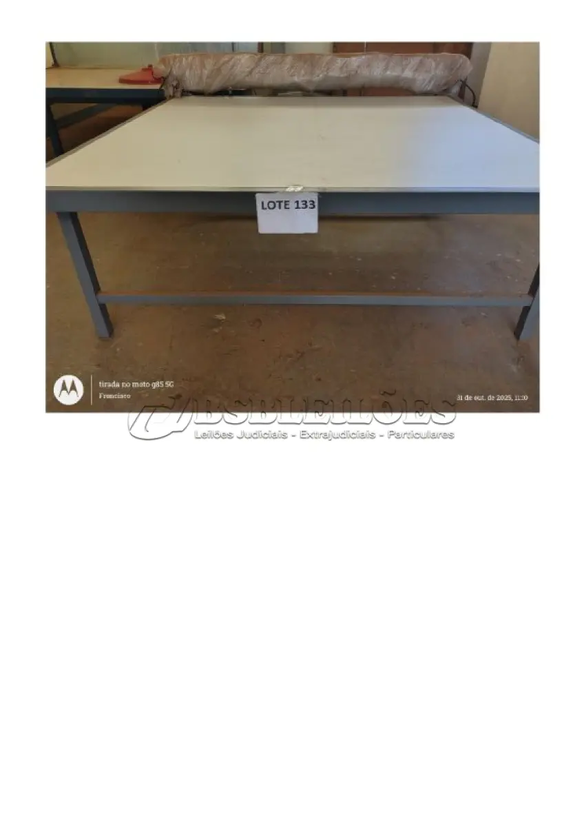 LOTE 133 - 01 SELARADORA PARA FECHAR/EMBALAR COLCHÕES, ESTRUTURA EM TUBO RETANGULAR, PÉS REGULÁVEIS, TAMPODA MESA EM MDF, SISTEMA DE SELAGEM POR RESISTÊNCIAS. (NO ESTADO DE CONSERVAÇÃO QUE SE ENCONTRA)