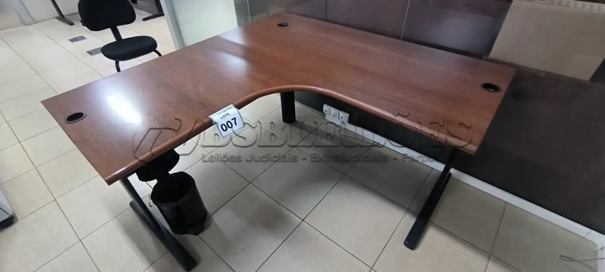 LOTE 007 - 01 MESA DE CANTO EM MADEIRA NA COR MARROM PARA ESCRITÓRIO. (NO ESTADO) ATENÇÃO! FAZER A VISITAÇÃO ANTES DE ARREMATAR, NÃO SABEMOS SE FUNCIONA, LEILÃO NÃO TEM GARANTIA E NEM DEVOLUÇÃO, SUJEITO A POSSÍVEIS AVARIAS VISÍVEIS/OCULTAS E/OU AUSÊNCIA DE COMPONENTES.