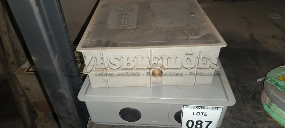 LOTE 087 - 02 CAIXAS DA CAESB. (NO ESTADO) ATENÇÃO! FAZER A VISITAÇÃO ANTES DE ARREMATAR, NÃO SABEMOS SE FUNCIONA, LEILÃO NÃO TEM GARANTIA E NEM DEVOLUÇÃO, SUJEITO A POSSÍVEIS AVARIAS VISÍVEIS/OCULTAS E/OU AUSÊNCIA DE COMPONENTES.