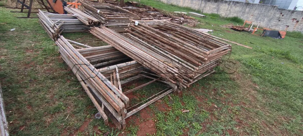 LOTE 086 - 10 ANDAIMES COM 10 MESAS DE FERRO. (NO ESTADO) ATENÇÃO! FAZER A VISITAÇÃO ANTES DE ARREMATAR, NÃO SABEMOS SE FUNCIONA, LEILÃO NÃO TEM GARANTIA E NEM DEVOLUÇÃO, SUJEITO A POSSÍVEIS AVARIAS VISÍVEIS/OCULTAS E/OU AUSÊNCIA DE COMPONENTES.