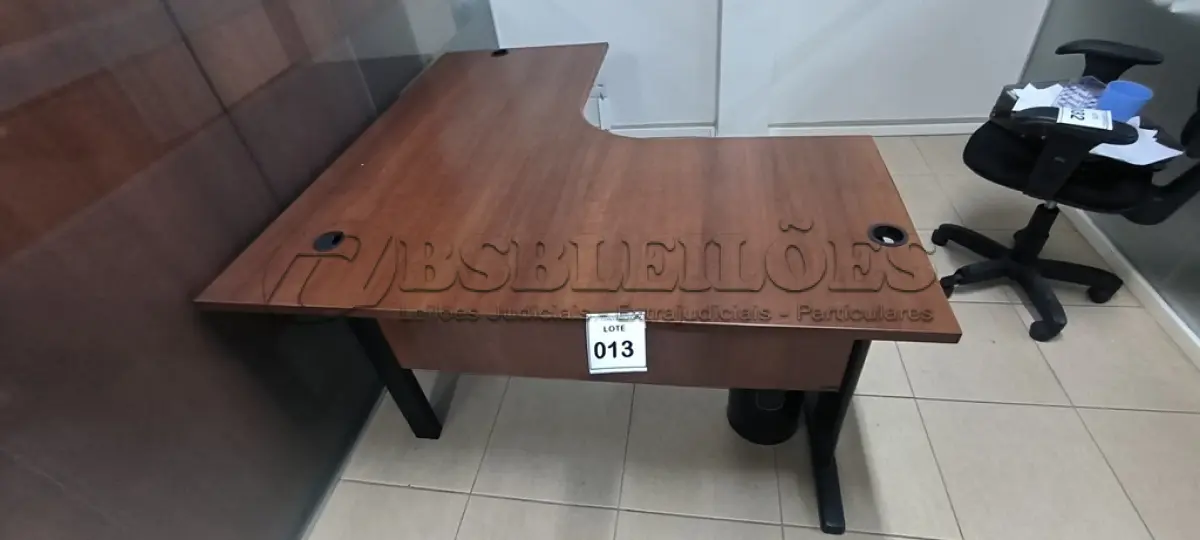 LOTE 013 - 01 MESA DE CANTO PARA ESCRITÓRIO NA COR MARROM. (NO ESTADO) ATENÇÃO! FAZER A VISITAÇÃO ANTES DE ARREMATAR, NÃO SABEMOS SE FUNCIONA, LEILÃO NÃO TEM GARANTIA E NEM DEVOLUÇÃO, SUJEITO A POSSÍVEIS AVARIAS VISÍVEIS/OCULTAS E/OU AUSÊNCIA DE COMPONENTES.