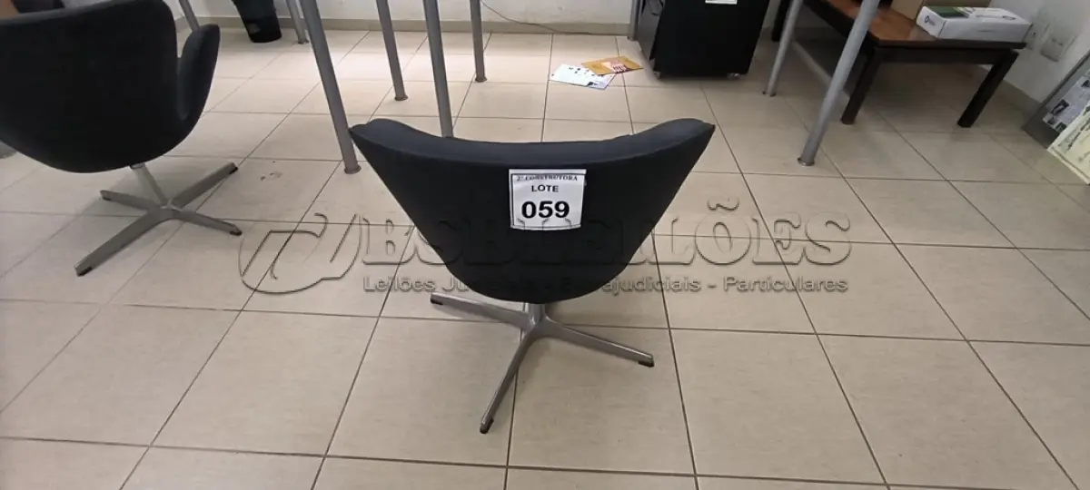 LOTE 059 - 01 POLTRONA GIRATÓRIA COM PÉS FIXOS. (NO ESTADO) ATENÇÃO! FAZER A VISITAÇÃO ANTES DE ARREMATAR, NÃO SABEMOS SE FUNCIONA, LEILÃO NÃO TEM GARANTIA E NEM DEVOLUÇÃO, SUJEITO A POSSÍVEIS AVARIAS VISÍVEIS/OCULTAS E/OU AUSÊNCIA DE COMPONENTES.
