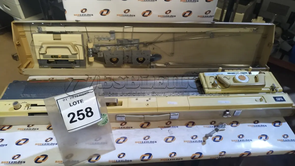 LOTE 258 - 01 MÁQUINA DE TRICOTAR MARCA ELGIN. (NO ESTADO) ATENÇÃO! FAZER A VISITAÇÃO ANTES DE ARREMATAR, NÃO SABEMOS SE FUNCIONA, LEILÃO NÃO TEM GARANTIA E NEM DEVOLUÇÃO, SUJEITO A POSSÍVEIS AVARIAS VISÍVEIS/OCULTAS E/OU AUSÊNCIA DE COMPONENTES.