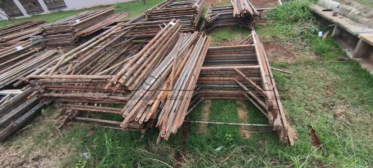 LOTE 094 - 10 ANDAIMES COM 10 MESAS DE FERRO. (NO ESTADO) ATENÇÃO! FAZER A VISITAÇÃO ANTES DE ARREMATAR, NÃO SABEMOS SE FUNCIONA, LEILÃO NÃO TEM GARANTIA E NEM DEVOLUÇÃO, SUJEITO A POSSÍVEIS AVARIAS VISÍVEIS/OCULTAS E/OU AUSÊNCIA DE COMPONENTES.