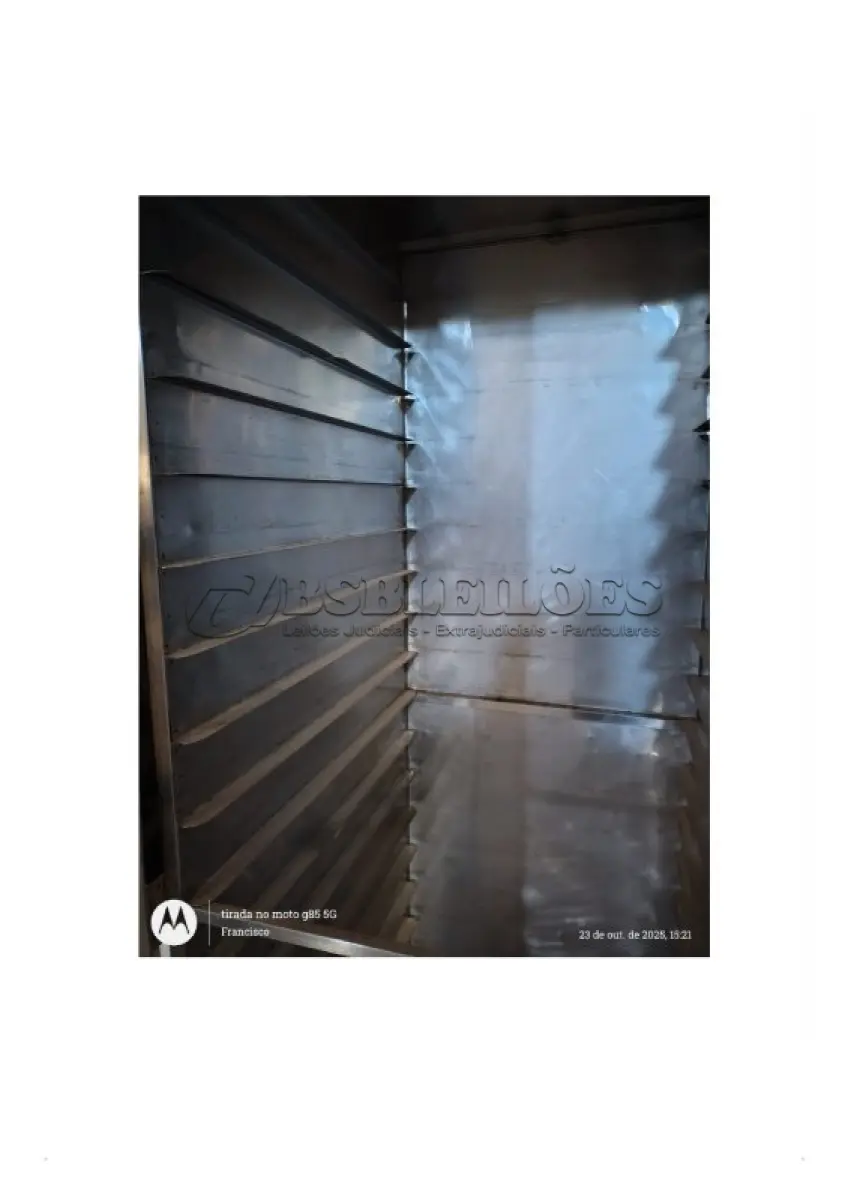 LOTE 105 - 01 ARMARIO P/ ARMAZENAR PÃO FRANCÊS, EM AÇO INOXIDAVEL, COM ROLDANAS, PORTAS COM VISOR DE VIDRO, DIMENSÕES: 180x64x74. 20 ASSADEIRAS DE 5 TIRAS EM FERRO. (NO ESTADO DE CONSERVAÇÃO QUE SE ENCONTRA)
