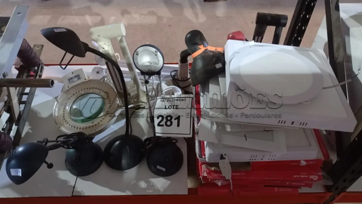 LOTE 281 - 01 LOTE COM GRANDE QUANTIDADE DE LUMINÁRIAS DE TETO E DE MESA DE MARCAS E MODELOS DIVERSOS. (NO ESTADO) ATENÇÃO! FAZER A VISITAÇÃO ANTES DE ARREMATAR, NÃO SABEMOS SE FUNCIONA, LEILÃO NÃO TEM GARANTIA E NEM DEVOLUÇÃO, SUJEITO A POSSÍVEIS AVARIAS VISÍVEIS/OCULTAS E/OU AUSÊNCIA DE COMPONENTES.