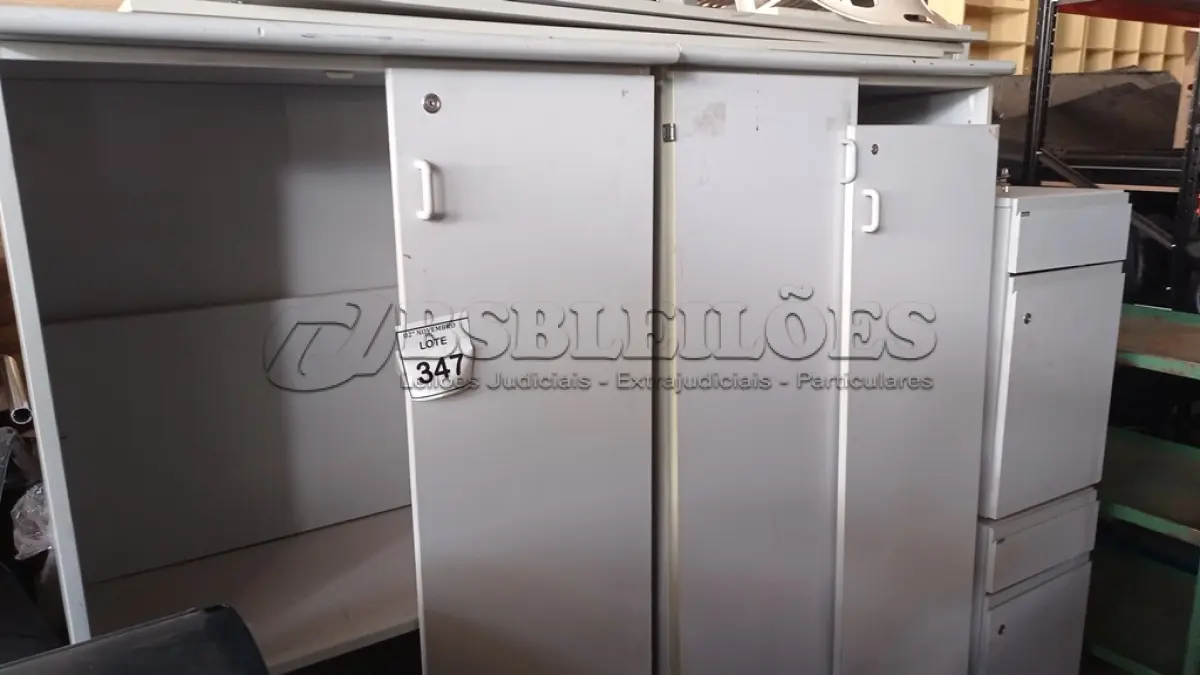 LOTE 347 - 02 ARMÁRIOS ALTO PARA ESCRITÓRIO COM AVARIAS E ARMÁRIOS BAIXO COM 01 GAVETA E SUPORTE DE CPU. (NO ESTADO) ATENÇÃO! FAZER A VISITAÇÃO ANTES DE ARREMATAR, NÃO SABEMOS SE FUNCIONA, LEILÃO NÃO TEM GARANTIA E NEM DEVOLUÇÃO, SUJEITO A POSSÍVEIS AVARIAS VISÍVEIS/OCULTAS E/OU AUSÊNCIA DE COMPONENTES.