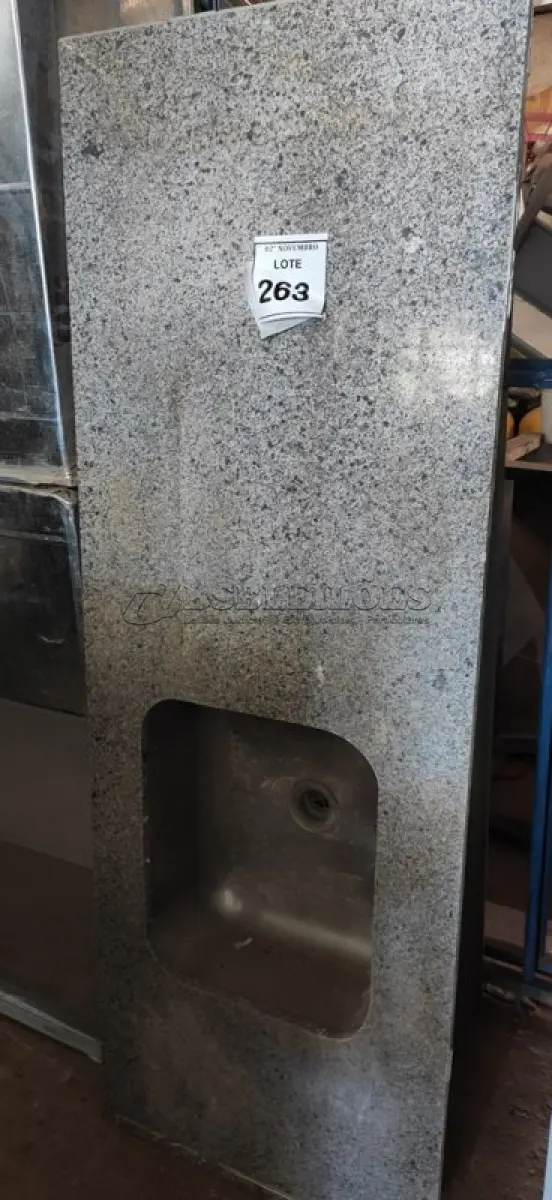 LOTE 263 - 01 PIA EM MÁRMORE COM 01 CUBA INOX 1,70X0,60. (NO ESTADO) ATENÇÃO! FAZER A VISITAÇÃO ANTES DE ARREMATAR, NÃO SABEMOS SE FUNCIONA, LEILÃO NÃO TEM GARANTIA E NEM DEVOLUÇÃO, SUJEITO A POSSÍVEIS AVARIAS VISÍVEIS/OCULTAS E/OU AUSÊNCIA DE COMPONENTES.