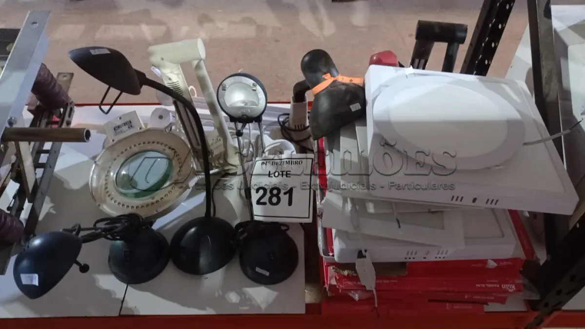 LOTE 281 - 01 LOTE COM GRANDE QUANTIDADE DE LUMINÁRIAS DE TETO E DE MESA DE MARCAS E MODELOS DIVERSOS. (NO ESTADO) ATENÇÃO! FAZER A VISITAÇÃO ANTES DE ARREMATAR, NÃO SABEMOS SE FUNCIONA, LEILÃO NÃO TEM GARANTIA E NEM DEVOLUÇÃO, SUJEITO A POSSÍVEIS AVARIAS VISÍVEIS/OCULTAS E/OU AUSÊNCIA DE COMPONENTES.