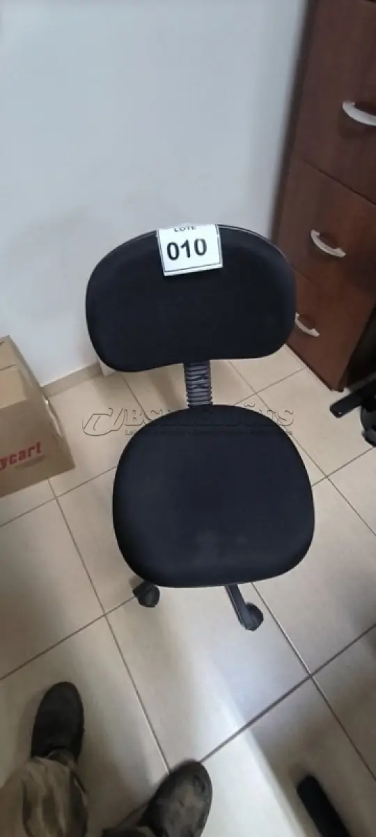 LOTE 010 - 01 CADEIRA GIRATÓRIA PARA ESCRITÓRIO. (NO ESTADO) ATENÇÃO! FAZER A VISITAÇÃO ANTES DE ARREMATAR, NÃO SABEMOS SE FUNCIONA, LEILÃO NÃO TEM GARANTIA E NEM DEVOLUÇÃO, SUJEITO A POSSÍVEIS AVARIAS VISÍVEIS/OCULTAS E/OU AUSÊNCIA DE COMPONENTES.