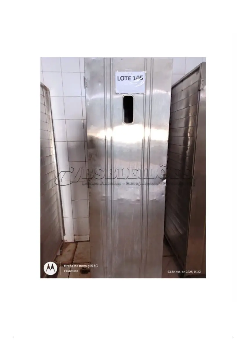 LOTE 105 - 01 ARMARIO P/ ARMAZENAR PÃO FRANCÊS, EM AÇO INOXIDAVEL, COM ROLDANAS, PORTAS COM VISOR DE VIDRO, DIMENSÕES: 180x64x74. 20 ASSADEIRAS DE 5 TIRAS EM FERRO. (NO ESTADO DE CONSERVAÇÃO QUE SE ENCONTRA)