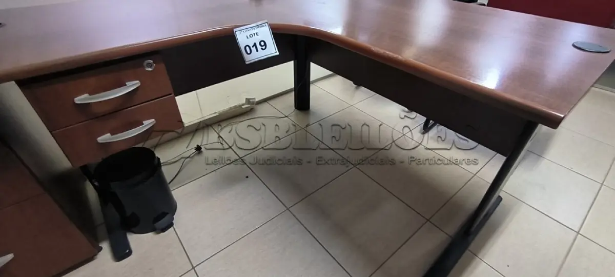 LOTE 019 - 01 MESA DE CANTO COM 02 GAVETAS NA COR MARROM. (NO ESTADO) ATENÇÃO! FAZER A VISITAÇÃO ANTES DE ARREMATAR, NÃO SABEMOS SE FUNCIONA, LEILÃO NÃO TEM GARANTIA E NEM DEVOLUÇÃO, SUJEITO A POSSÍVEIS AVARIAS VISÍVEIS/OCULTAS E/OU AUSÊNCIA DE COMPONENTES.