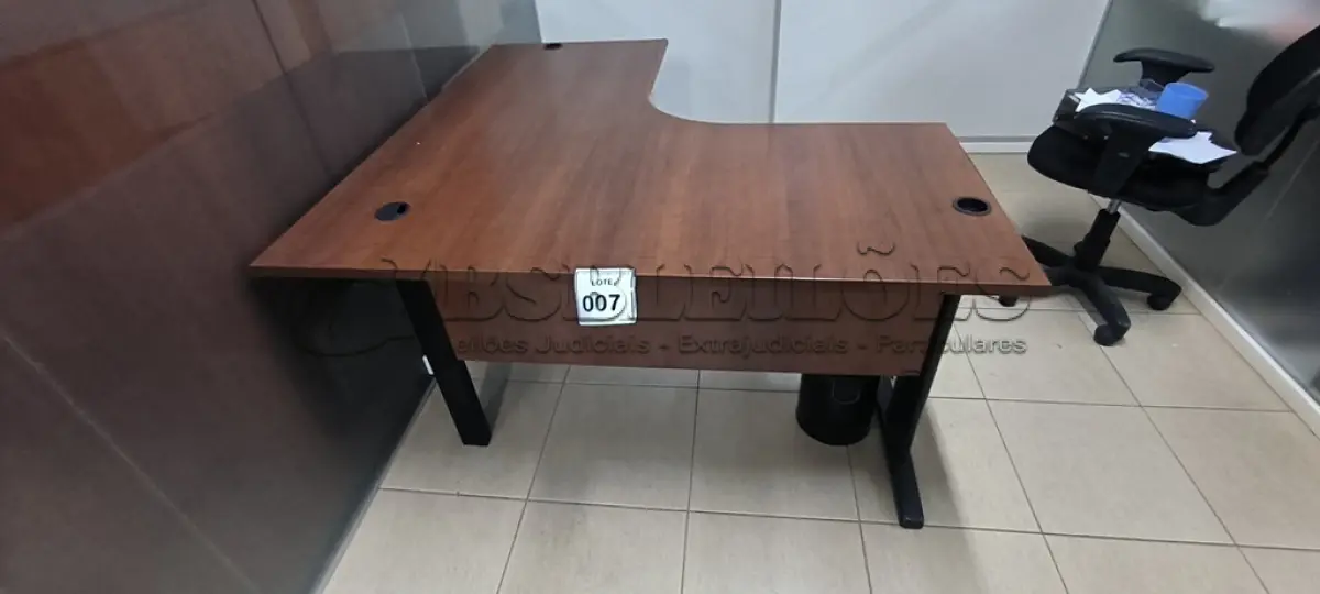LOTE 007 - 01 MESA DE CANTO EM MADEIRA NA COR MARROM PARA ESCRITÓRIO. (NO ESTADO) ATENÇÃO! FAZER A VISITAÇÃO ANTES DE ARREMATAR, NÃO SABEMOS SE FUNCIONA, LEILÃO NÃO TEM GARANTIA E NEM DEVOLUÇÃO, SUJEITO A POSSÍVEIS AVARIAS VISÍVEIS/OCULTAS E/OU AUSÊNCIA DE COMPONENTES.