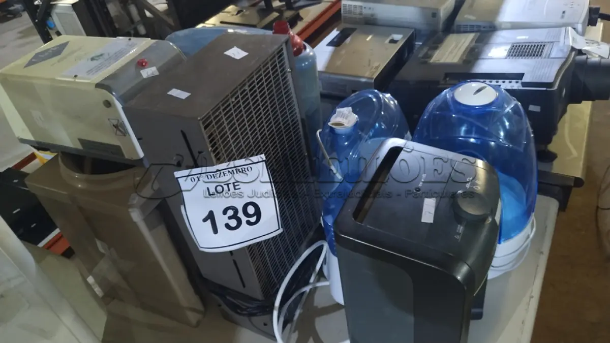 LOTE 139 - 04 UMIDIFICADORES DE AR, 01 BEBEDOR PARA GARRAFÃO, 01 PURIFICADOR DE ÁGUA, 01 AQUECEDOR ELÉTRICO E 01 SECADOR DE MÃOS. (NO ESTADO) ATENÇÃO! FAZER A VISITAÇÃO ANTES DE ARREMATAR, NÃO SABEMOS SE FUNCIONA, LEILÃO NÃO TEM GARANTIA E NEM DEVOLUÇÃO, SUJEITO A POSSÍVEIS AVARIAS VISÍVEIS/OCULTAS E/OU AUSÊNCIA DE COMPONENTES.