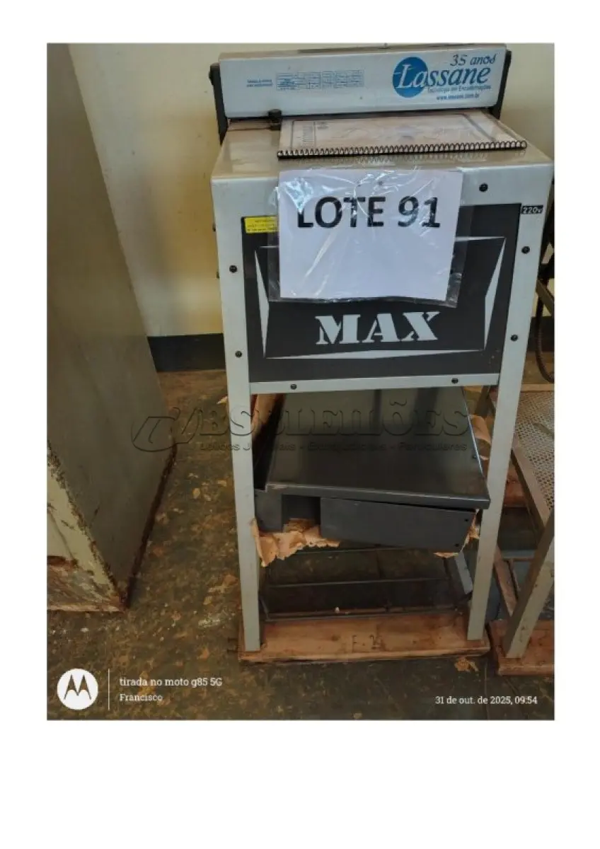 LOTE 091 - PERFURADORA SEMI-INDUSTRIAL 10.000 À 12.000 FOLHAS POR HORA, DISTÂNCIA ENTRE FUROS: 2MM; MARGEADOR DE PROFUNDIDADE C/ 4 POSIÇÕES; (NO ESTADO DE CONSERVAÇÃO QUE SE ENCONTRA)