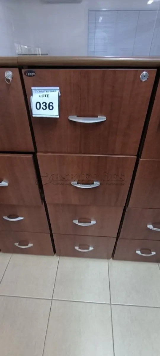 LOTE 036 - 01 ARQUIVO EM MADEIRA COM 04 GAVETAS NA COR MARROM. (NO ESTADO) ATENÇÃO! FAZER A VISITAÇÃO ANTES DE ARREMATAR, NÃO SABEMOS SE FUNCIONA, LEILÃO NÃO TEM GARANTIA E NEM DEVOLUÇÃO, SUJEITO A POSSÍVEIS AVARIAS VISÍVEIS/OCULTAS E/OU AUSÊNCIA DE COMPONENTES.