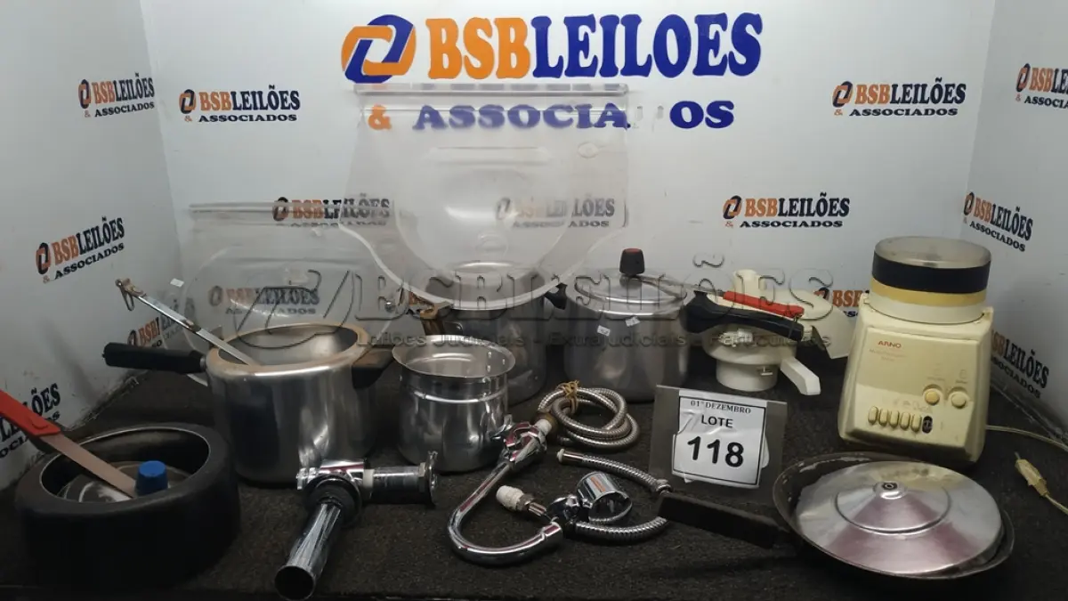LOTE 118 - 01 CAIXA TÉRMICA, VÁRIAS PANELAS E UTENSÍLIOS DE COZINHA DIVERSOS. (NO ESTADO) ATENÇÃO! FAZER A VISITAÇÃO ANTES DE ARREMATAR, NÃO SABEMOS SE FUNCIONA, LEILÃO NÃO TEM GARANTIA E NEM DEVOLUÇÃO, SUJEITO A POSSÍVEIS AVARIAS VISÍVEIS/OCULTAS E/OU AUSÊNCIA DE COMPONENTES.