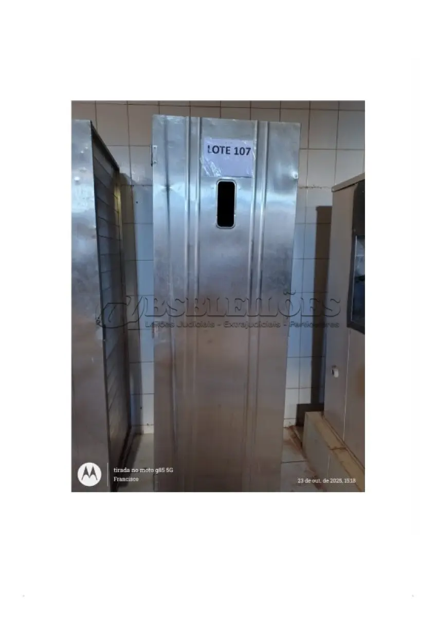 LOTE 107 - 01 ARMARIO P/ ARMAZENAR PÃO FRANCÊS, EM AÇO INOXIDAVEL, COM ROLDANAS, PORTAS COM VISOR DE VIDRO, DIMENSÕES: 180x64x74. 20 ASSADEIRAS DE 5 TIRAS EM FERRO. (NO ESTADO DE CONSERVAÇÃO QUE SE ENCONTRA)