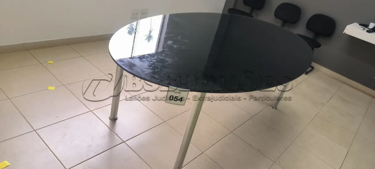 LOTE 054 - 01 MESA OVAL PARA REUNIÃO EM VIDRO NA COR PRETO COM PÉS EM FERRO CROMADO PARA 08 LUGARES. (NO ESTADO) ATENÇÃO! FAZER A VISITAÇÃO ANTES DE ARREMATAR, NÃO SABEMOS SE FUNCIONA, LEILÃO NÃO TEM GARANTIA E NEM DEVOLUÇÃO, SUJEITO A POSSÍVEIS AVARIAS VISÍVEIS/OCULTAS E/OU AUSÊNCIA DE COMPONENTES.