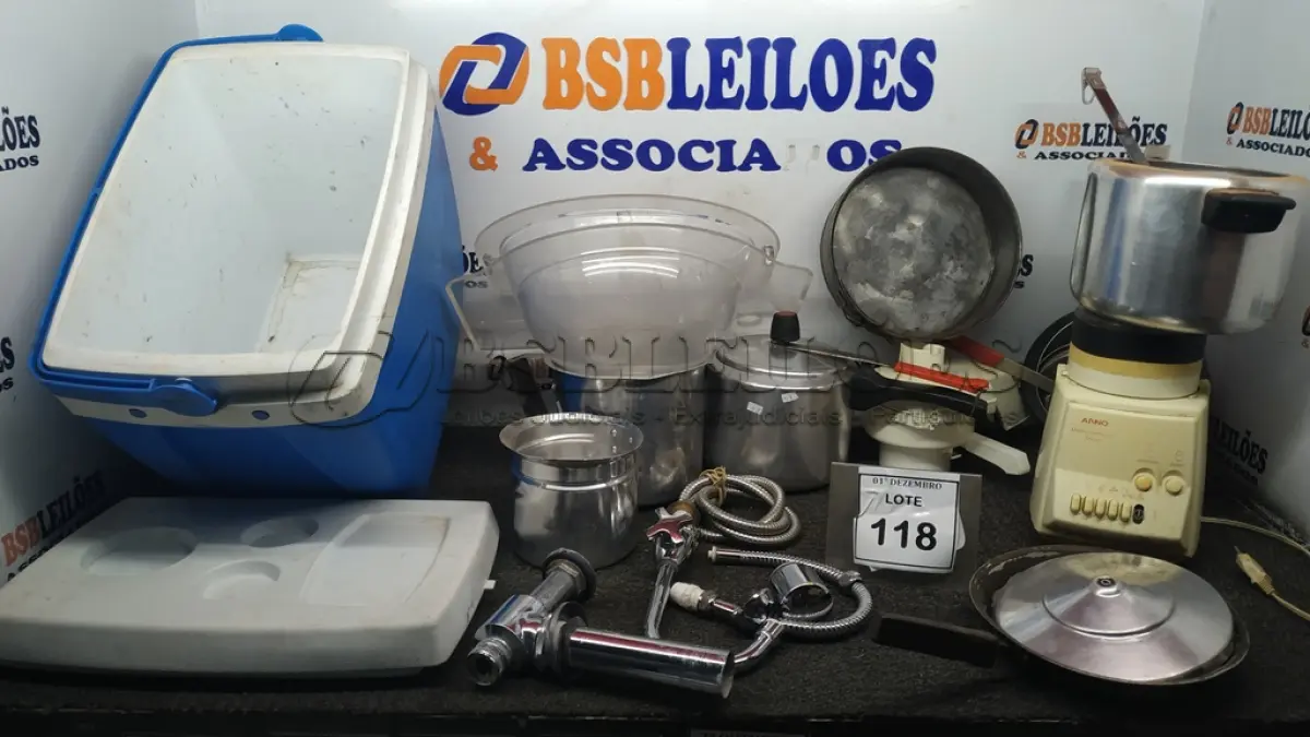 LOTE 118 - 01 CAIXA TÉRMICA, VÁRIAS PANELAS E UTENSÍLIOS DE COZINHA DIVERSOS. (NO ESTADO) ATENÇÃO! FAZER A VISITAÇÃO ANTES DE ARREMATAR, NÃO SABEMOS SE FUNCIONA, LEILÃO NÃO TEM GARANTIA E NEM DEVOLUÇÃO, SUJEITO A POSSÍVEIS AVARIAS VISÍVEIS/OCULTAS E/OU AUSÊNCIA DE COMPONENTES.