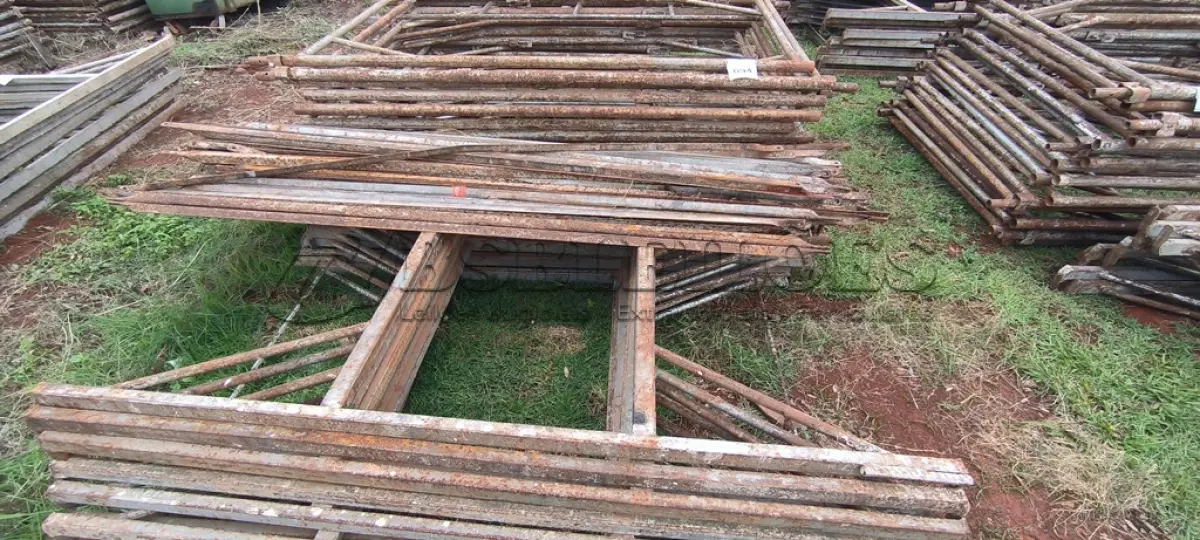 LOTE 094 - 10 ANDAIMES COM 10 MESAS DE FERRO. (NO ESTADO) ATENÇÃO! FAZER A VISITAÇÃO ANTES DE ARREMATAR, NÃO SABEMOS SE FUNCIONA, LEILÃO NÃO TEM GARANTIA E NEM DEVOLUÇÃO, SUJEITO A POSSÍVEIS AVARIAS VISÍVEIS/OCULTAS E/OU AUSÊNCIA DE COMPONENTES.