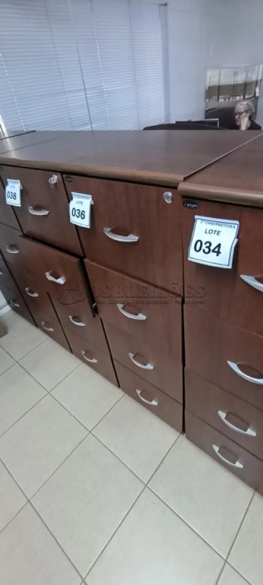 LOTE 036 - 01 ARQUIVO EM MADEIRA COM 04 GAVETAS NA COR MARROM. (NO ESTADO) ATENÇÃO! FAZER A VISITAÇÃO ANTES DE ARREMATAR, NÃO SABEMOS SE FUNCIONA, LEILÃO NÃO TEM GARANTIA E NEM DEVOLUÇÃO, SUJEITO A POSSÍVEIS AVARIAS VISÍVEIS/OCULTAS E/OU AUSÊNCIA DE COMPONENTES.
