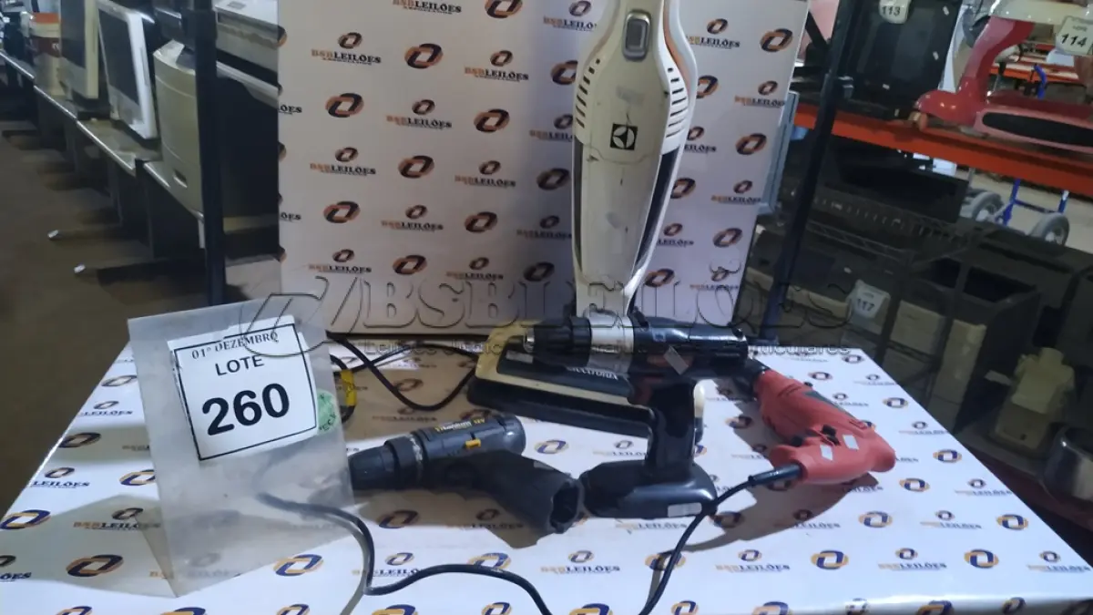 LOTE 260 - 01 FURADEIRA, 02 PARAFUSADEIRAS E 01 ASPIRADOR DE PÓ. (NO ESTADO) ATENÇÃO! FAZER A VISITAÇÃO ANTES DE ARREMATAR, NÃO SABEMOS SE FUNCIONA, LEILÃO NÃO TEM GARANTIA E NEM DEVOLUÇÃO, SUJEITO A POSSÍVEIS AVARIAS VISÍVEIS/OCULTAS E/OU AUSÊNCIA DE COMPONENTES.