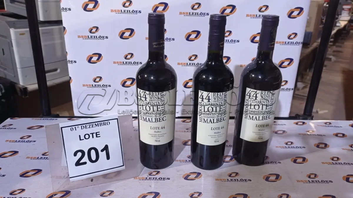 LOTE 201 - 03 GARRAFAS DE VINHO TINTO SECO FINO MALBEC LOTE 44 DE 750ML SAFRA 2020. (NO ESTADO) ATENÇÃO! FAZER A VISITAÇÃO ANTES DE ARREMATAR, NÃO SABEMOS SE FUNCIONA, LEILÃO NÃO TEM GARANTIA E NEM DEVOLUÇÃO, SUJEITO A POSSÍVEIS AVARIAS VISÍVEIS/OCULTAS E/OU AUSÊNCIA DE COMPONENTES.