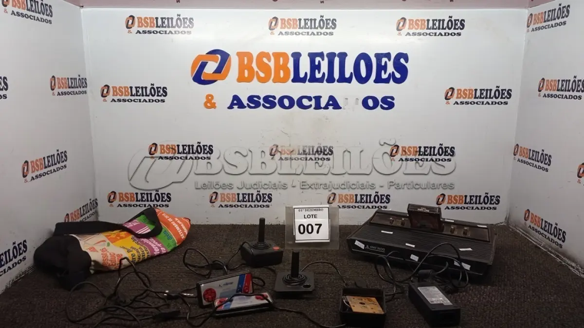 LOTE 007 - 01 VÍDEO GAME ATARI COM CARTUCHO. (NO ESTADO) ATENÇÃO! FAZER A VISITAÇÃO ANTES DE ARREMATAR, NÃO SABEMOS SE FUNCIONA, LEILÃO NÃO TEM GARANTIA E NEM DEVOLUÇÃO, SUJEITO A POSSÍVEIS AVARIAS VISÍVEIS/OCULTAS E/OU AUSÊNCIA DE COMPONENTES.