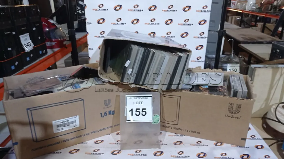LOTE 155 - 01 LOTE COM GRANDE QUANTIDADE DE DVDS E CDS. (NO ESTADO) ATENÇÃO! FAZER A VISITAÇÃO ANTES DE ARREMATAR, NÃO SABEMOS SE FUNCIONA, LEILÃO NÃO TEM GARANTIA E NEM DEVOLUÇÃO, SUJEITO A POSSÍVEIS AVARIAS VISÍVEIS/OCULTAS E/OU AUSÊNCIA DE COMPONENTES.