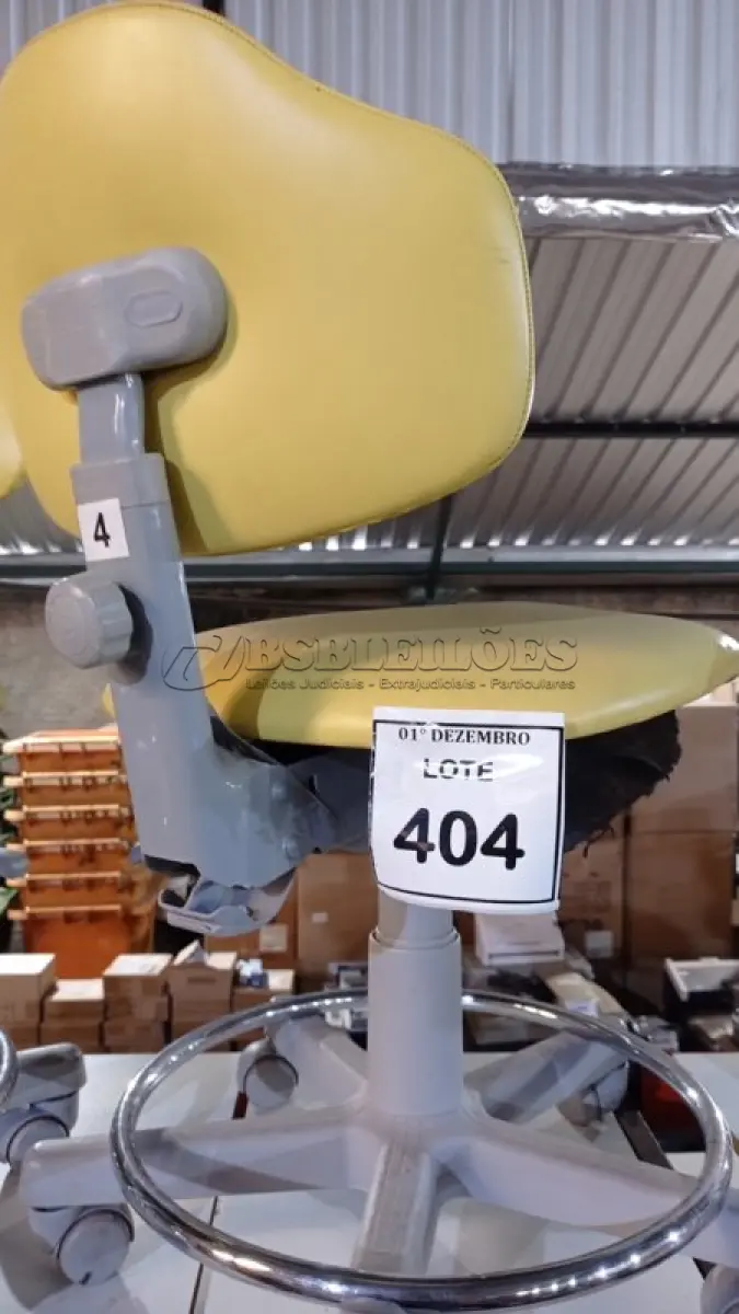 LOTE 404 - 01 CADEIRA MOCHO GIRATÓRIA. (NO ESTADO) ATENÇÃO! FAZER A VISITAÇÃO ANTES DE ARREMATAR, NÃO SABEMOS SE FUNCIONA, LEILÃO NÃO TEM GARANTIA E NEM DEVOLUÇÃO, SUJEITO A POSSÍVEIS AVARIAS VISÍVEIS/OCULTAS E/OU AUSÊNCIA DE COMPONENTES.