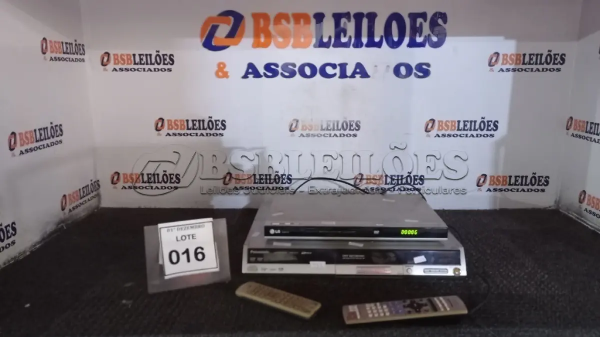 LOTE 016 - 01 GRAVADOR DE DVD COM CONTROLE MARCA PANASONIC E 01 DVD PLAYER MARCA LG COM CONTROLE. (NO ESTADO) ATENÇÃO! FAZER A VISITAÇÃO ANTES DE ARREMATAR, NÃO SABEMOS SE FUNCIONA, LEILÃO NÃO TEM GARANTIA E NEM DEVOLUÇÃO, SUJEITO A POSSÍVEIS AVARIAS VISÍVEIS/OCULTAS E/OU AUSÊNCIA DE COMPONENTES.