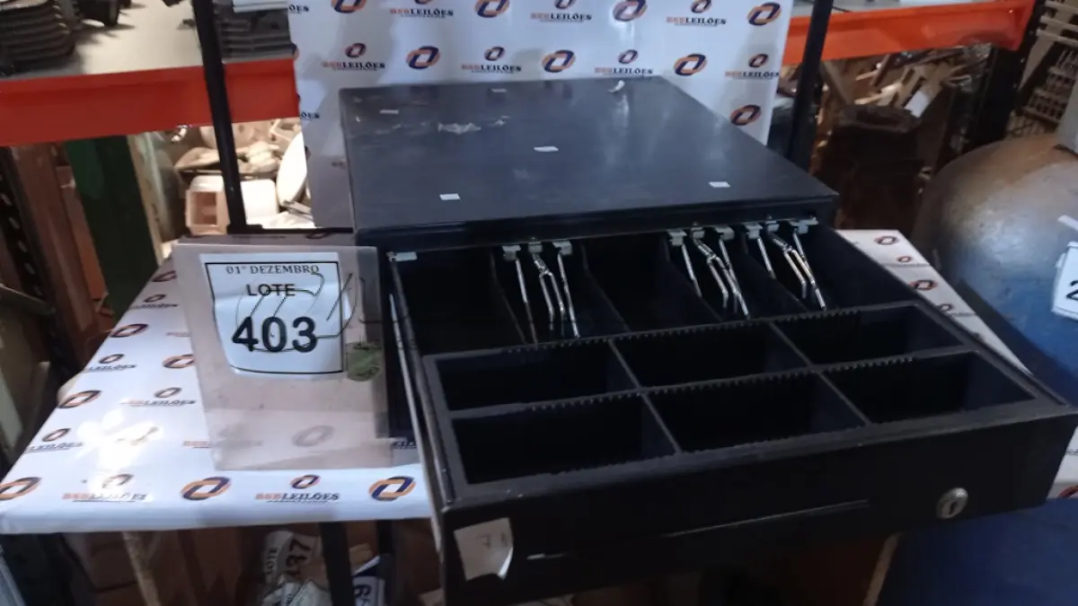 LOTE 403 - 02 GAVETAS DE DINHEIRO. (NO ESTADO) ATENÇÃO! FAZER A VISITAÇÃO ANTES DE ARREMATAR, NÃO SABEMOS SE FUNCIONA, LEILÃO NÃO TEM GARANTIA E NEM DEVOLUÇÃO, SUJEITO A POSSÍVEIS AVARIAS VISÍVEIS/OCULTAS E/OU AUSÊNCIA DE COMPONENTES.