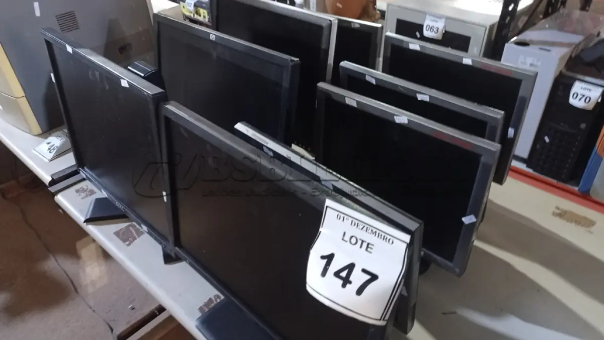 LOTE 147 - 09 MONITORES DE MARCAS E MODELOS DIVERSOS. (NO ESTADO) ATENÇÃO! FAZER A VISITAÇÃO ANTES DE ARREMATAR, NÃO SABEMOS SE FUNCIONA, LEILÃO NÃO TEM GARANTIA E NEM DEVOLUÇÃO, SUJEITO A POSSÍVEIS AVARIAS VISÍVEIS/OCULTAS E/OU AUSÊNCIA DE COMPONENTES.