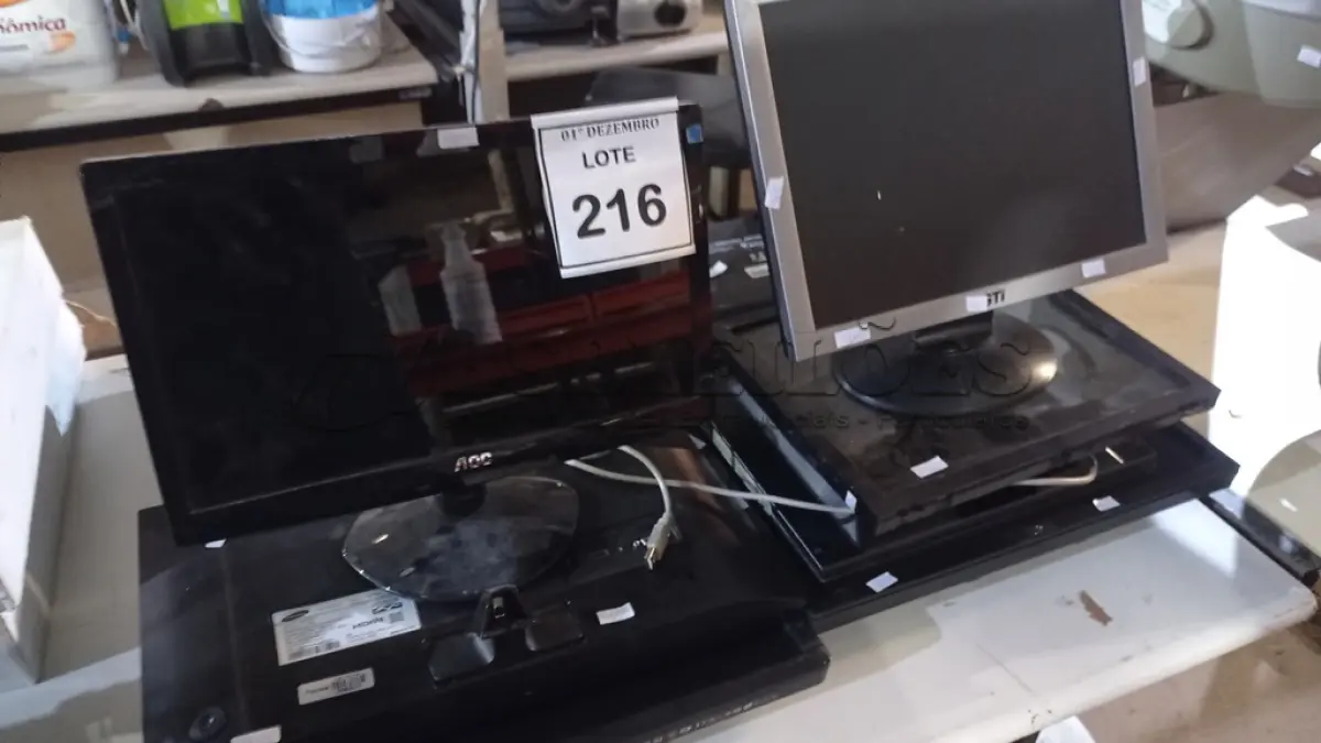LOTE 216 - 12 MONITORES DE MARCAS E MODELOS DIVERSOS. (NO ESTADO) ATENÇÃO! FAZER A VISITAÇÃO ANTES DE ARREMATAR, NÃO SABEMOS SE FUNCIONA, LEILÃO NÃO TEM GARANTIA E NEM DEVOLUÇÃO, SUJEITO A POSSÍVEIS AVARIAS VISÍVEIS/OCULTAS E/OU AUSÊNCIA DE COMPONENTES.