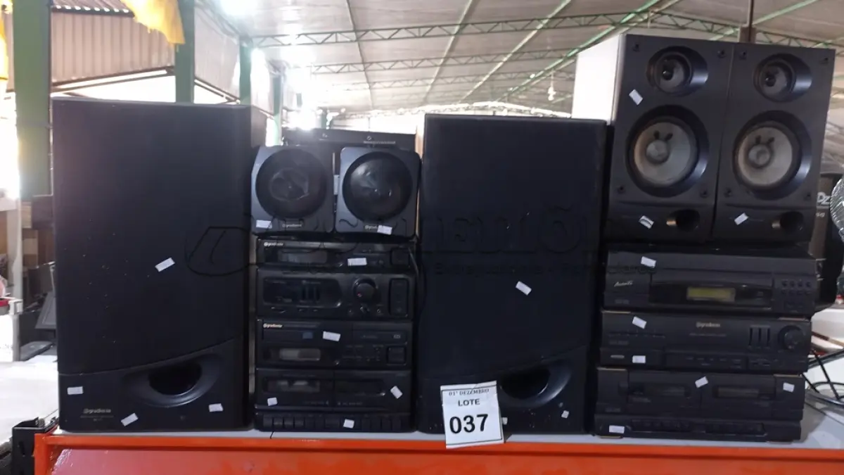 LOTE 037 - 02 APARELHOS DE SOM MARCA GRADIENTE COM 06 CAIXAS DE SOM. (NO ESTADO) ATENÇÃO! FAZER A VISITAÇÃO ANTES DE ARREMATAR, NÃO SABEMOS SE FUNCIONA, LEILÃO NÃO TEM GARANTIA E NEM DEVOLUÇÃO, SUJEITO A POSSÍVEIS AVARIAS VISÍVEIS/OCULTAS E/OU AUSÊNCIA DE COMPONENTES.