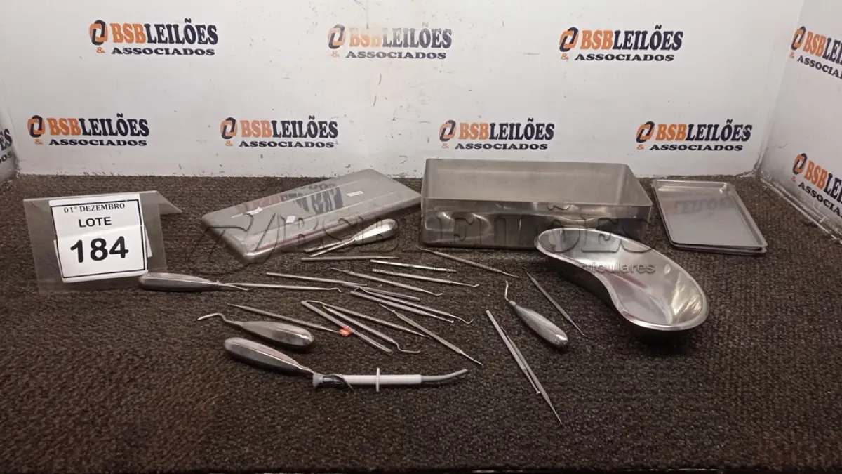 LOTE 184 - 01 CAIXA COM BANDEJAS CIRÚRGICAS E VÁRIAS FERRAMENTAS ODONTOLÓGICAS. (NO ESTADO) ATENÇÃO! FAZER A VISITAÇÃO ANTES DE ARREMATAR, NÃO SABEMOS SE FUNCIONA, LEILÃO NÃO TEM GARANTIA E NEM DEVOLUÇÃO, SUJEITO A POSSÍVEIS AVARIAS VISÍVEIS/OCULTAS E/OU AUSÊNCIA DE COMPONENTES.