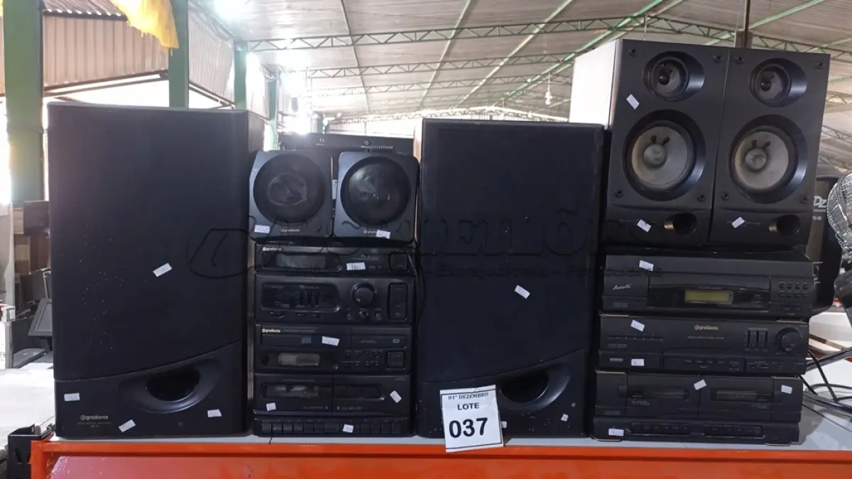 LOTE 037 - 02 APARELHOS DE SOM MARCA GRADIENTE COM 06 CAIXAS DE SOM. (NO ESTADO) ATENÇÃO! FAZER A VISITAÇÃO ANTES DE ARREMATAR, NÃO SABEMOS SE FUNCIONA, LEILÃO NÃO TEM GARANTIA E NEM DEVOLUÇÃO, SUJEITO A POSSÍVEIS AVARIAS VISÍVEIS/OCULTAS E/OU AUSÊNCIA DE COMPONENTES.