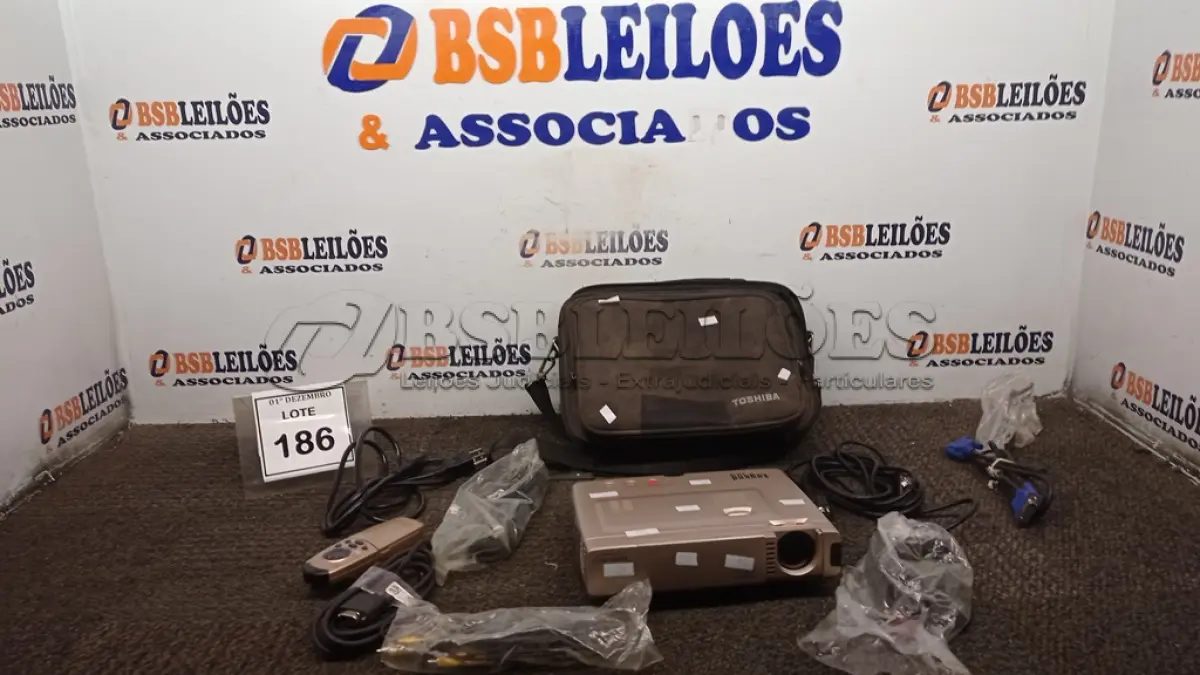 LOTE 186 - 01 PROJETOR MODELO LEGEND LX-8 MARCA LIGHTWARE COM CABOS E BOLSA. (NO ESTADO) ATENÇÃO! FAZER A VISITAÇÃO ANTES DE ARREMATAR, NÃO SABEMOS SE FUNCIONA, LEILÃO NÃO TEM GARANTIA E NEM DEVOLUÇÃO, SUJEITO A POSSÍVEIS AVARIAS VISÍVEIS/OCULTAS E/OU AUSÊNCIA DE COMPONENTES.