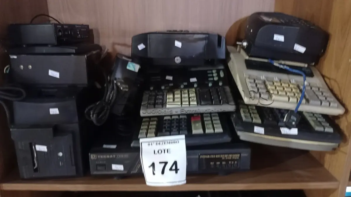 LOTE 174 - 01 LOTE COM VÁRIAS CALCULADORAS COMERCIAIS E RELÓGIOS DE PONTO E 01 RECEPTOR DECODIFICADOR MARCA TECSAT. (NO ESTADO) ATENÇÃO! FAZER A VISITAÇÃO ANTES DE ARREMATAR, NÃO SABEMOS SE FUNCIONA, LEILÃO NÃO TEM GARANTIA E NEM DEVOLUÇÃO, SUJEITO A POSSÍVEIS AVARIAS VISÍVEIS/OCULTAS E/OU AUSÊNCIA DE COMPONENTES.