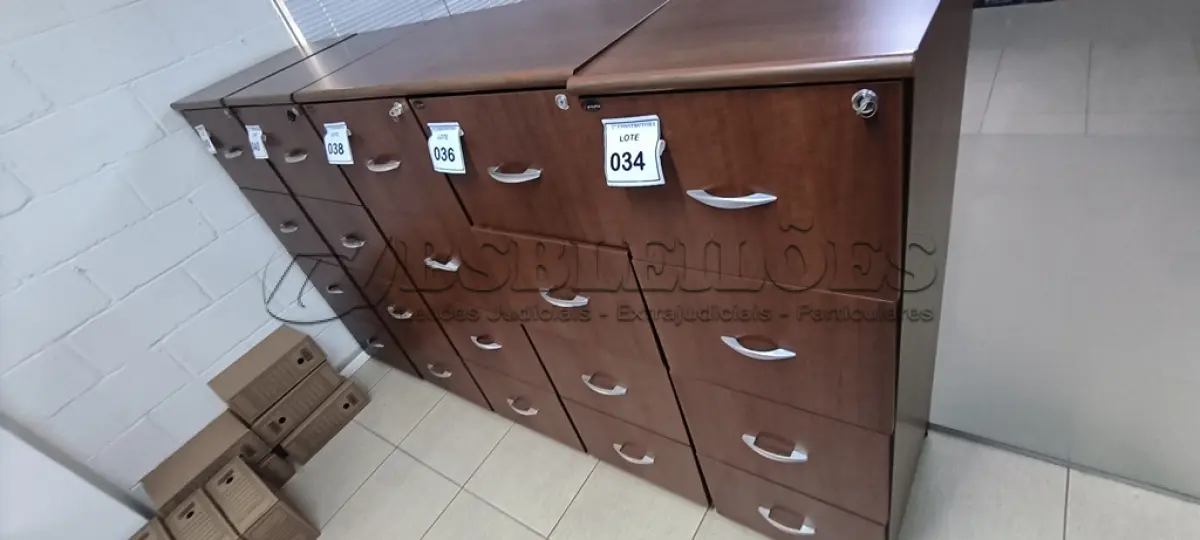 LOTE 038 - 01 ARQUIVO EM MADEIRA COM 04 GAVETAS NA COR MARROM. (NO ESTADO) ATENÇÃO! FAZER A VISITAÇÃO ANTES DE ARREMATAR, NÃO SABEMOS SE FUNCIONA, LEILÃO NÃO TEM GARANTIA E NEM DEVOLUÇÃO, SUJEITO A POSSÍVEIS AVARIAS VISÍVEIS/OCULTAS E/OU AUSÊNCIA DE COMPONENTES.