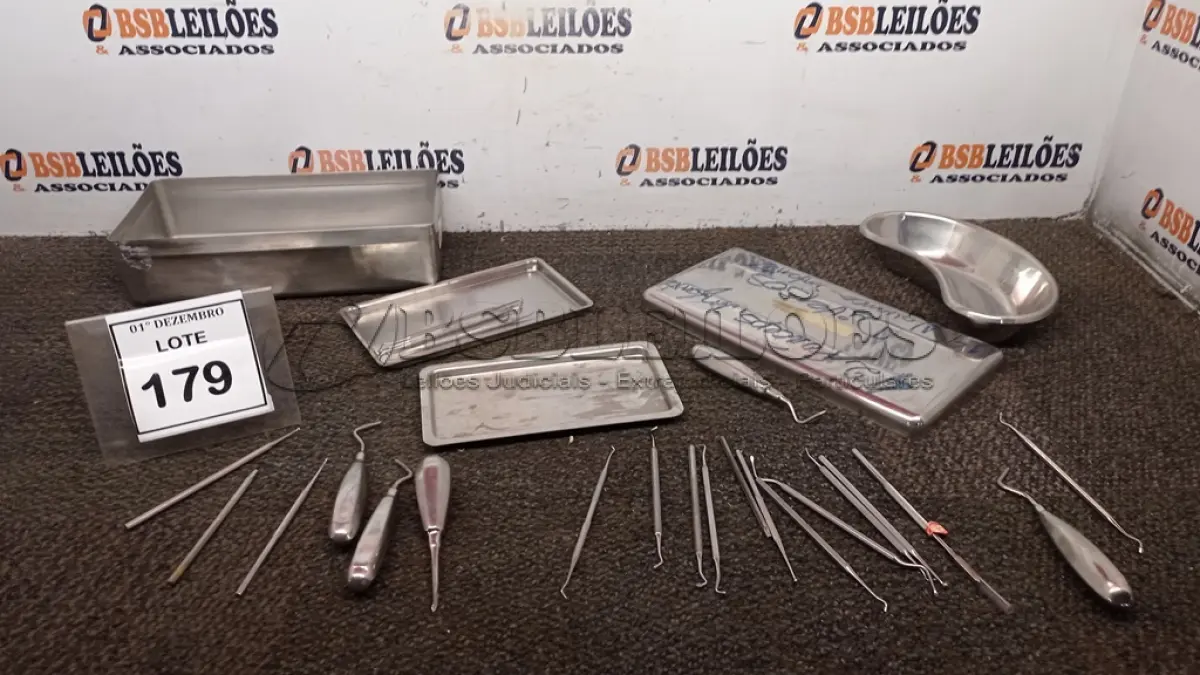 LOTE 179 - 01 CAIXA COM BANDEJAS CIRÚRGICAS E VÁRIAS FERRAMENTAS ODONTOLÓGICAS. (NO ESTADO) ATENÇÃO! FAZER A VISITAÇÃO ANTES DE ARREMATAR, NÃO SABEMOS SE FUNCIONA, LEILÃO NÃO TEM GARANTIA E NEM DEVOLUÇÃO, SUJEITO A POSSÍVEIS AVARIAS VISÍVEIS/OCULTAS E/OU AUSÊNCIA DE COMPONENTES.